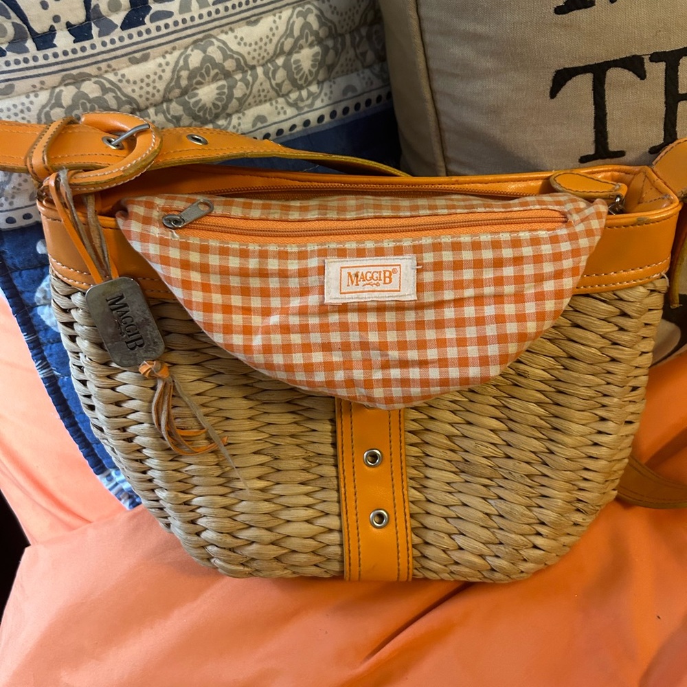 MAGGIB like new - Orange straw purse